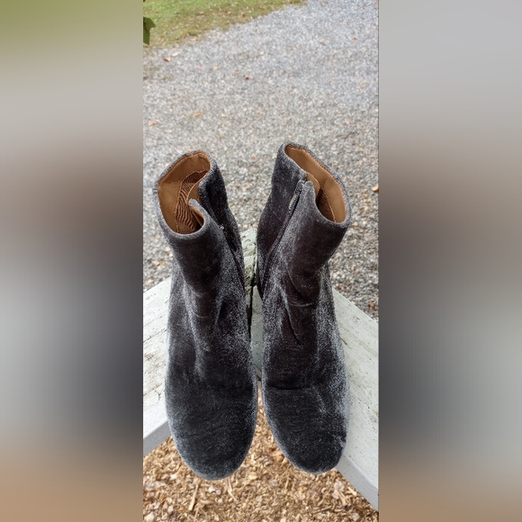 Franco Sarto Gray Velvet heeled Booties. Sz. 8 - Picture 4 of 7